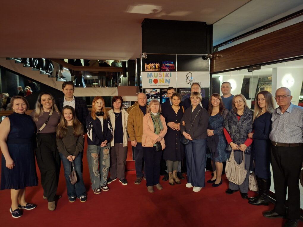 Migranten besuchen die Aufführung von „Der Barbier von Sevilla“